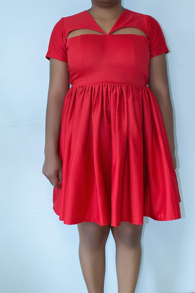 Knielanges rotes Kleid mit Cut-out am Ausschnitt, kurzen Ärmeln und weitem Rockteil