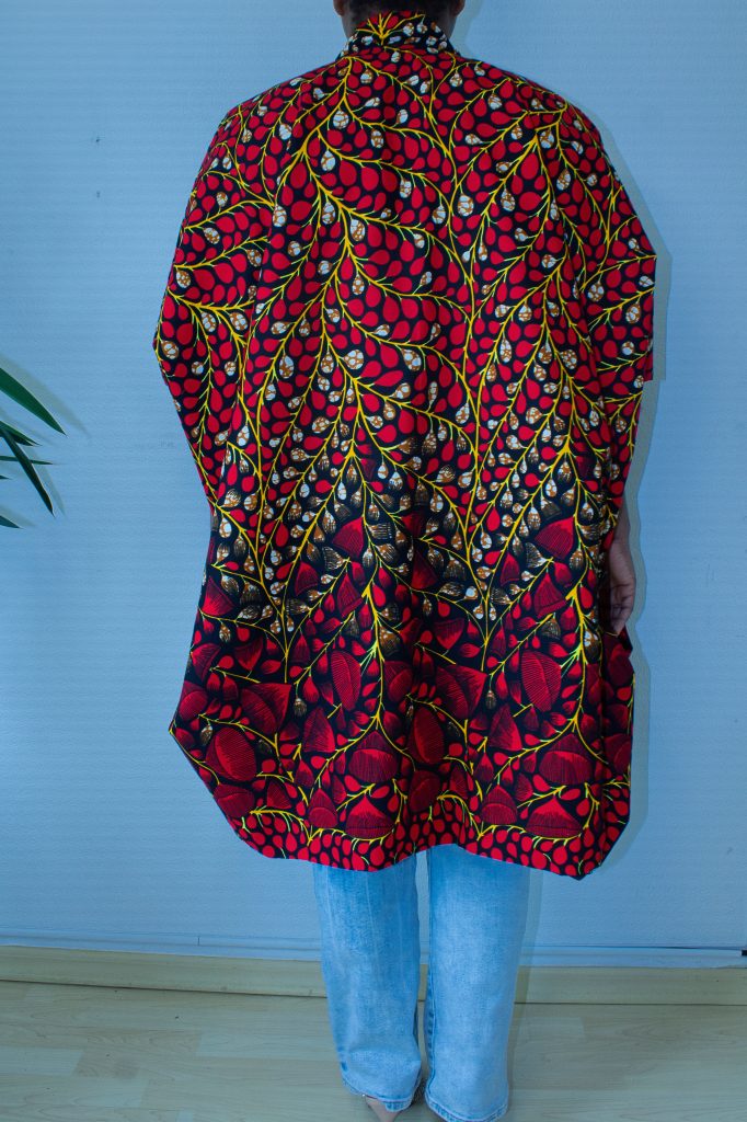 Rückenansicht der roten Bubu-Jacke mit durchgehendem Blatt- und Beerenmuster